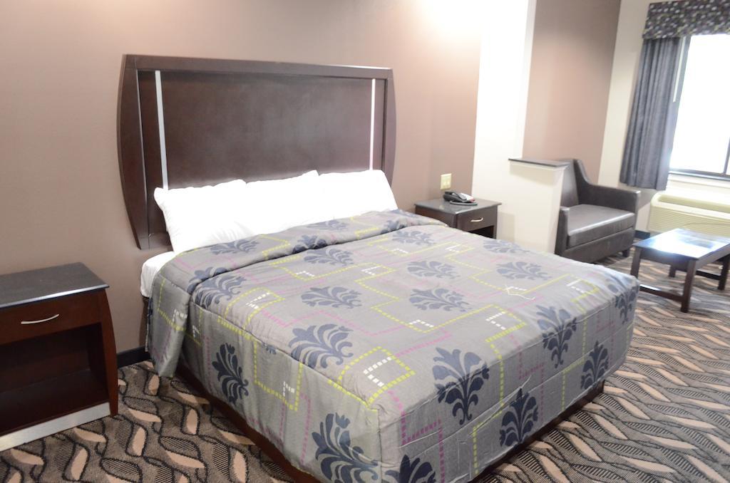 Palace Inn Sam Houston Race Park Room photo