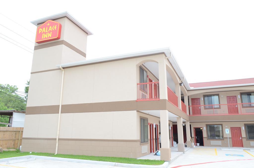 Palace Inn Sam Houston Race Park Exterior photo