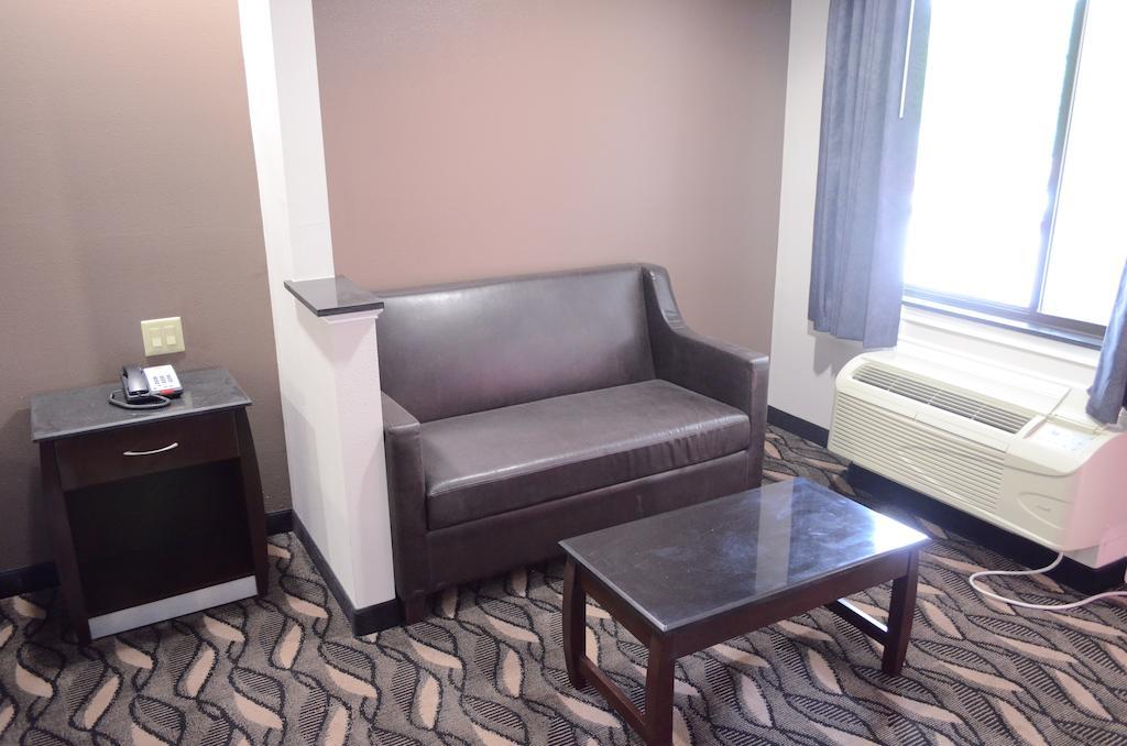 Palace Inn Sam Houston Race Park Room photo