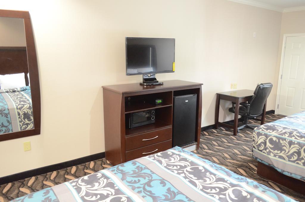 Palace Inn Sam Houston Race Park Room photo