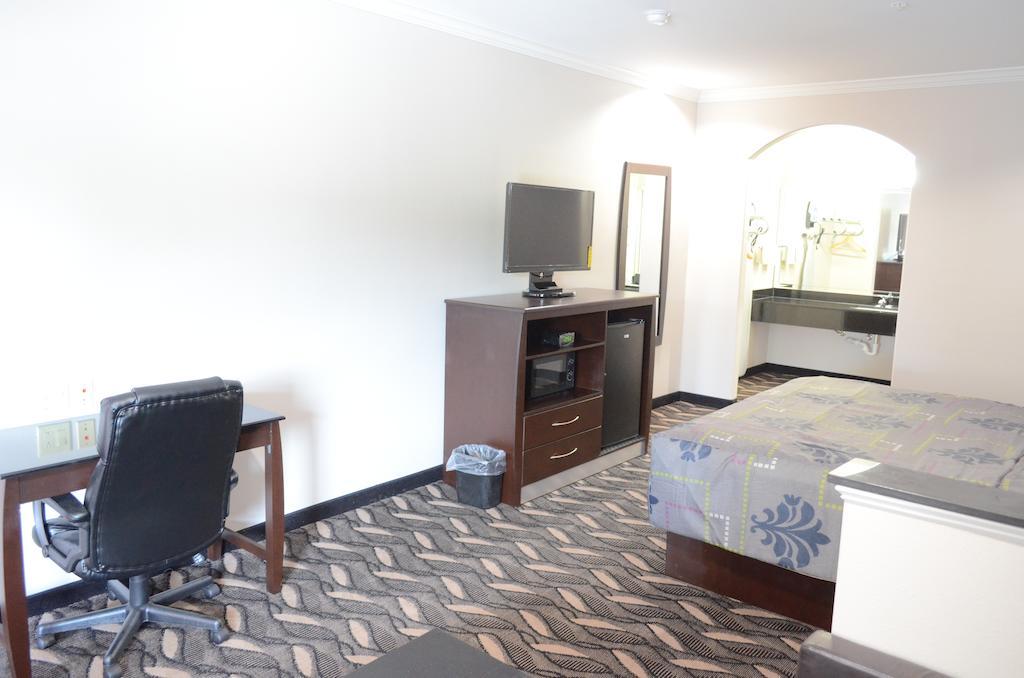 Palace Inn Sam Houston Race Park Room photo