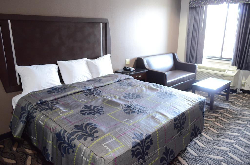 Palace Inn Sam Houston Race Park Room photo