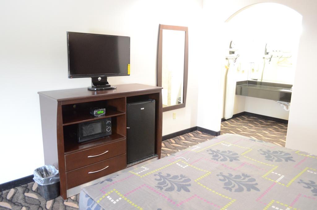 Palace Inn Sam Houston Race Park Room photo
