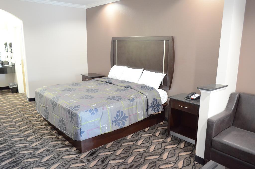 Palace Inn Sam Houston Race Park Room photo
