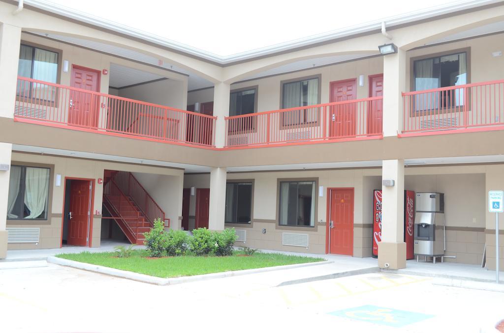 Palace Inn Sam Houston Race Park Exterior photo