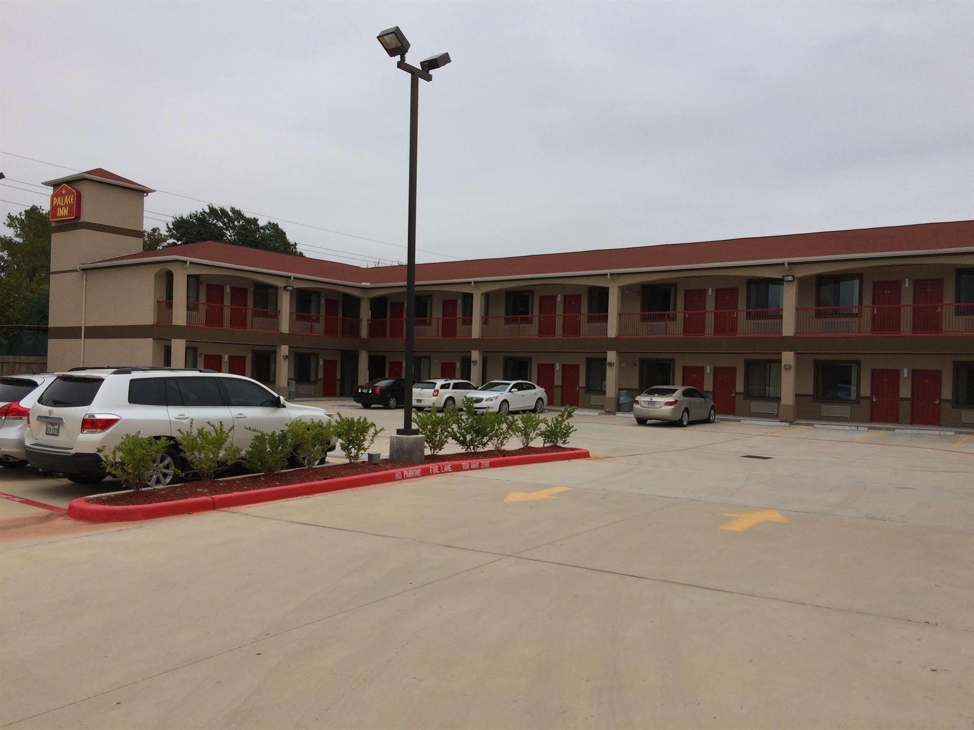 Palace Inn Sam Houston Race Park Exterior photo